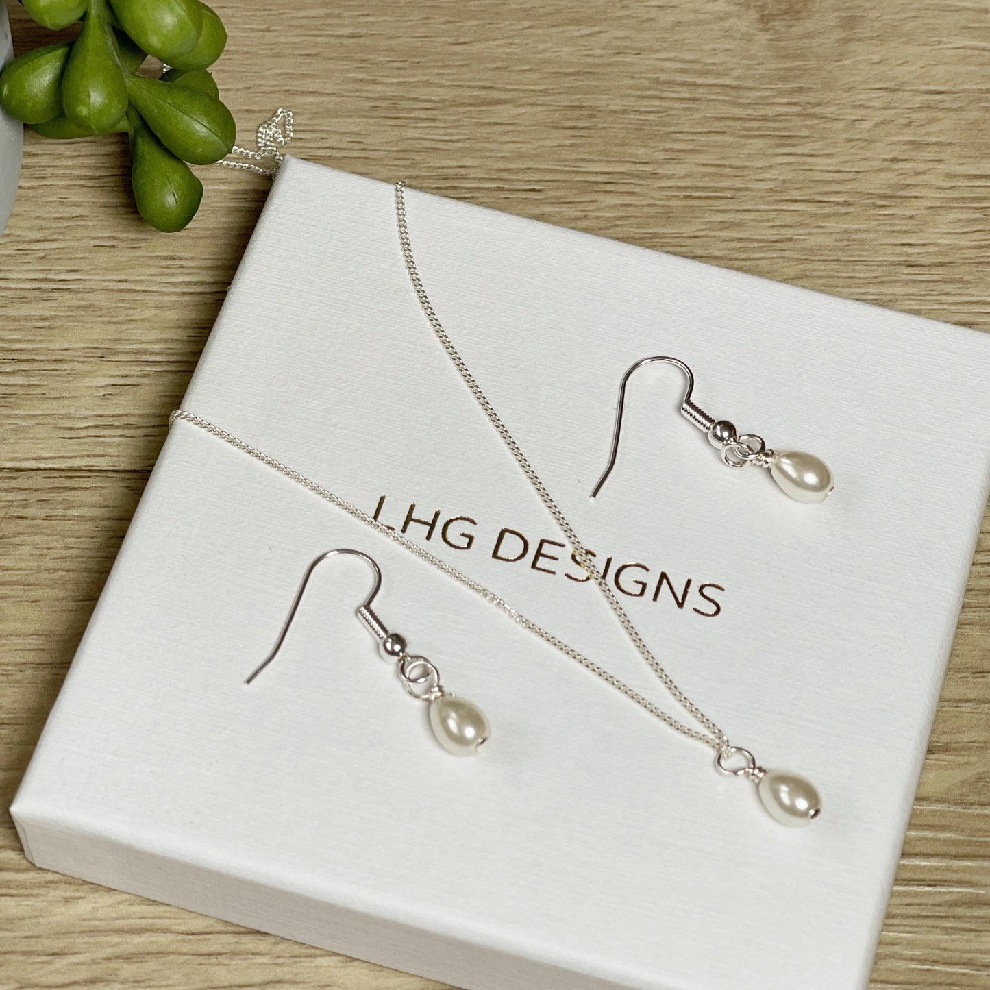 Dainty Pearl Necklace, Dainty Pearl Earrings, Single Pearl Necklace, Bridal Jewellery, Bridesmaid Necklace Gift, Wedding Gift, Teardrop